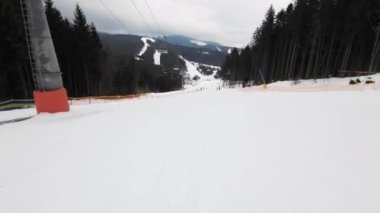 Kayak yamacında hızlı kayak. Birinci şahıs görüşü. POV
