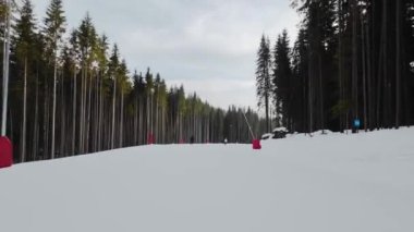 Yokuş aşağı giden kayak pisti birinci şahıs. 