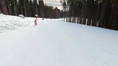 Yokuş aşağı kayak akşamı. POV