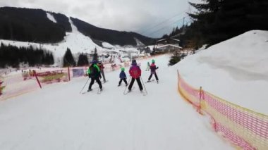 Bakış açısı. Kayak pistinde kayak yapan ilk kişi. 