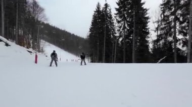 Aşağı kayak pistinin ilk insan görüntüsü. Düşük Açı Görünümü. Gerçek Zaman. 
