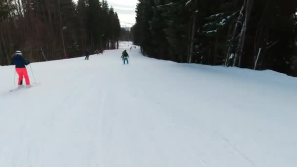 Vpo Homem Descendo Esqui Por Ziguezague Declive Esqui Suave — Vídeo de Stock