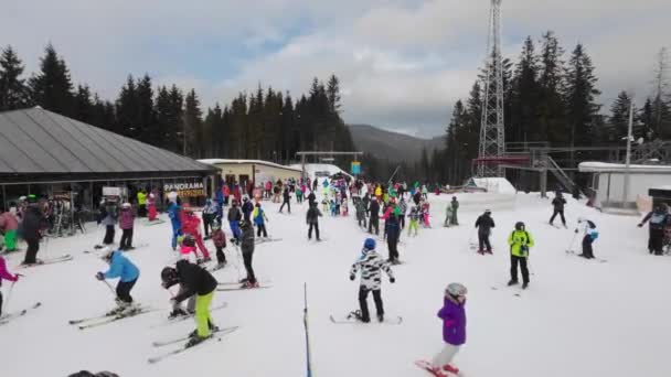Kayak Merkezindeki Renkli Kayak Elbiseli Insanlar Kış Tatilinin Tadını Çıkarıyorlar — Stok video