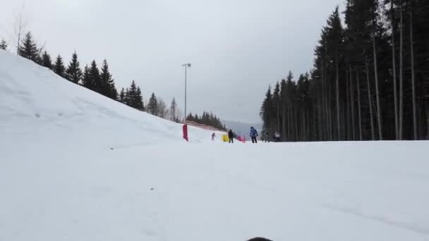 Niedriger Blickwinkel Echtzeit Pov Skiabfahrt — Stockvideo