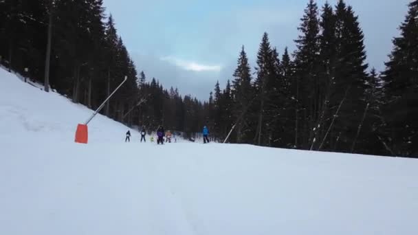 Vista Primeira Pessoa Encosta Esqui Downhill Vista Ângulo Baixo Tempo — Vídeo de Stock