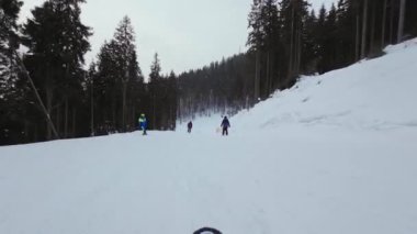Düşük Açı Görünümü. Gerçek zamanlı. Pov. Aşağı Kayak Yamacı. 