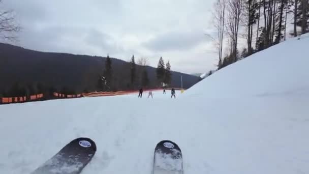 Pov Ich Perspektive Des Mannes Beim Skifahren Auf Der Skipiste — Stockvideo
