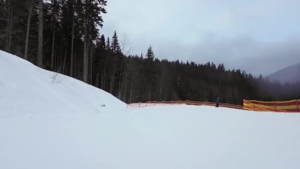 Snabb Utförsåkning Skidbacken Förstapersonsvy — Stockvideo