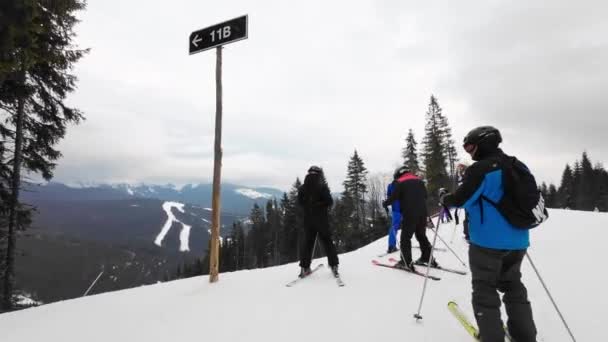 Лыжники Спускаются Самый Сложный Уровень Катания Лыжах — стоковое видео