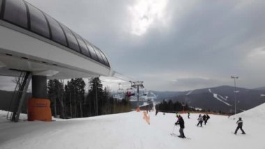 Asansör insanları bir kayak merkezindeki dağa çıkarıyor. 