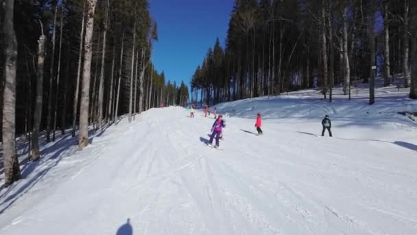 スキー場での晴れた冬の日 — ストック動画