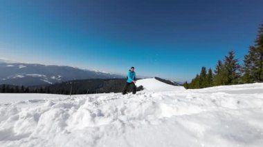Adam kameraya kartopu atıyor. Yavaş Hareket