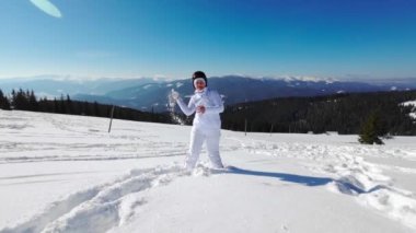 Kadın kameraya kartopu atıyor. Yavaş Hareket