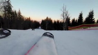 Kayağa bağlı bir kameradan kayak yamacının görüntüsü