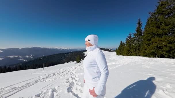 Frau Weißer Fleecejacke Und Hut Genießt Die Landschaft Vor Dem — Stockvideo