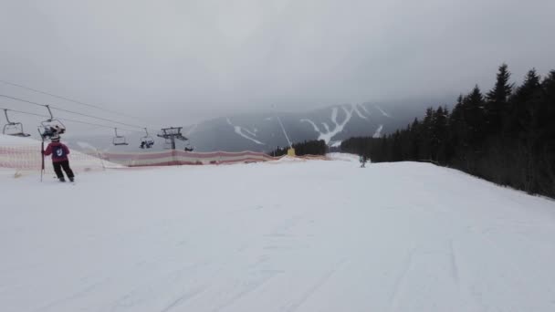 Esquiadores Estão Pista Esqui Movimento Lento — Vídeo de Stock
