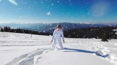 Kadın kameraya kartopu atıyor. Gerçek Zaman