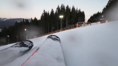 Kayak yaparken kayağa monte edilen bir kameradan ilk kişi görüntüsü 