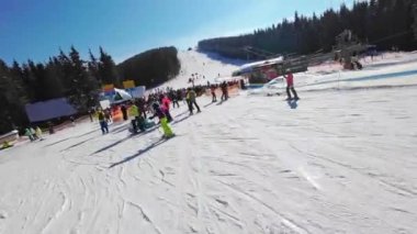 Bakış açısı. Kafasında kamera olan bir adam teleferik kuyruğuna kayıyor.