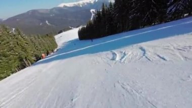 Kayak yapan adam güneşli bir günde. POV. 