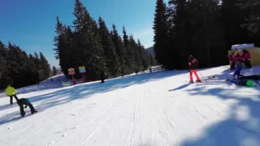 Yokuş aşağı kayak yapmak güneşli bir gün. POV