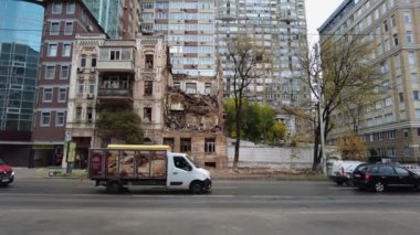 Kyiv, Ukrayna - 20 Ekim 2022: Rusya 'nın Kiev' e 17 / 10 / 22 kamikaze insansız hava araçlarıyla yaptığı saldırının sonuçları. Saldırının sonucunda bir konut yıkıldı. Evin enkazının altında beş kişinin cesedi bulundu.