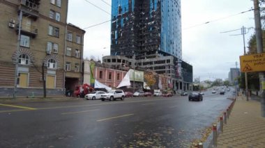 Kyiv, Ukrayna - 20 Ekim 2022: Rus füze saldırısının Kiev 'e 10 / 10 / 22' deki sonuçları. Bir iskan binası ve 101. Kule ofis merkezi bir füze saldırısında vuruldu.. 