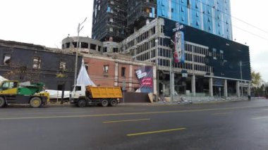 Kyiv, Ukrayna - 20 Ekim 2022: Rus füze saldırısının Kiev 'e 10 / 10 / 22' deki sonuçları. Bir iskan binası ve 101. Kule ofis merkezi bir füze saldırısında vuruldu.. 