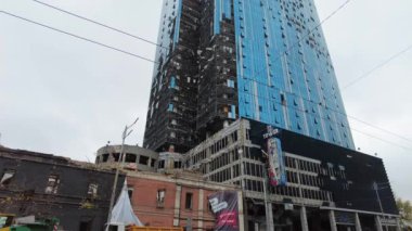 Kyiv, Ukrayna - 20 Ekim 2022: Rus füze saldırısının Kiev 'e 10 / 10 / 22' deki sonuçları. Bir iskan binası ve 101. Kule ofis merkezi bir füze saldırısında vuruldu.. 