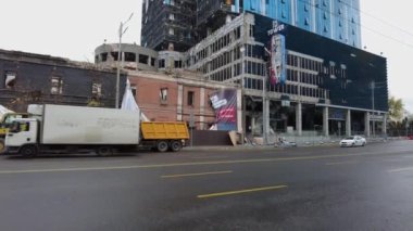 Kyiv, Ukrayna - 20 Ekim 2022: Rus füze saldırısının Kiev 'e 10 / 10 / 22' deki sonuçları. Bir iskan binası ve 101. Kule ofis merkezi bir füze saldırısında vuruldu.. 