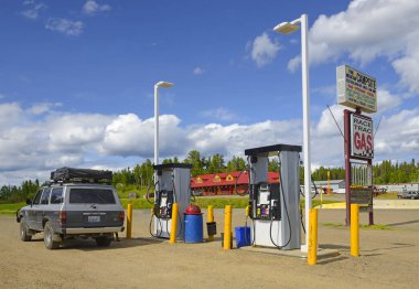 Pembe Dağ, İngiliz Kolombiyası 'nda bir topluluk. Rocky Dağı eteklerine kurulmuş olan kasaba Kanada 'nın Alaska Otoyolu' nun 143. kilometresinde yer almaktadır.
