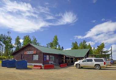 Pembe Dağ, İngiliz Kolombiyası 'nda bir topluluk. Rocky Dağı eteklerine kurulmuş olan kasaba Kanada 'nın Alaska Otoyolu' nun 143. kilometresinde yer almaktadır.