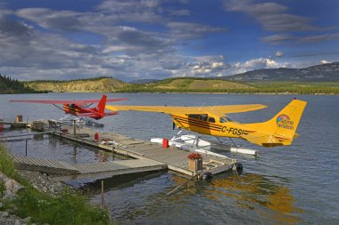 Whitehorse - Schwatka Gölü 'nde hidrojen uçakları. Küçük deniz uçakları Yukon, Kanada 'nın en ücra yerlerine ulaşım sağlar.