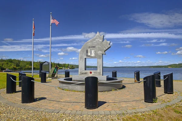 Monumento Soldados Estadounidenses Que Perecieron Construcción Autopista Alaska Charlie Lake — Foto de Stock