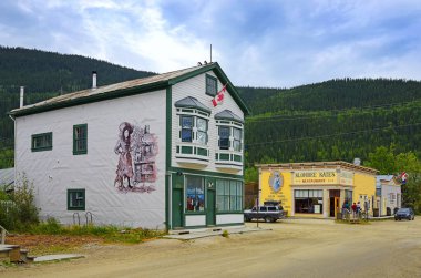 Dawson City, Yukon Territory, Kanada 'da tarihi bina ve geleneksel ahşap bina. Klondike altına hücum kasabası.