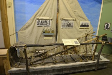 Müze sergisi. Dawson Şehir Müzesi, güzel restore edilmiş Eski Bölge İdare Binası, Yukon, Kanada