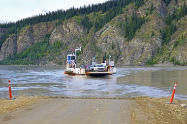Bu feribot servisi Yukon Nehri 'ni geçer ve Kuzey Klondike Otoyolu' ndan Kanadalı Dawson City, Yukon Bölgesi 'nden geçen sürücüler için dünyanın tepesine erişim sağlar..