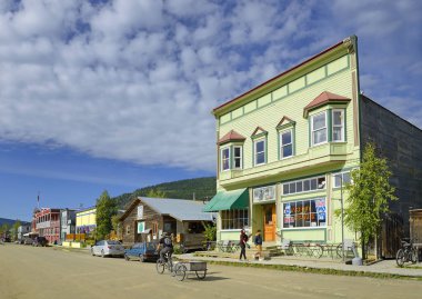 Dawson City, Yukon Territory, Kanada 'da tarihi bina ve geleneksel ahşap bina. Klondike altına hücum kasabası.
