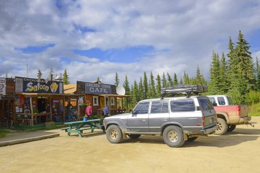 Chicken 'ın eski dükkanları ve barları. Chicken, Amerika Birleşik Devletleri 'nin Alaska şehrinde altın madenciliği üzerine kurulmuş bir topluluktur.