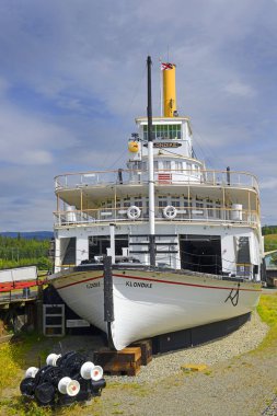 Klondike SS Sternwheel buharlı vapuru, Kanada 'daki Whitehorse Ulusal Tarihi Alanı' nda Yukon nehrinin kıyısındaki teknenin resmi.