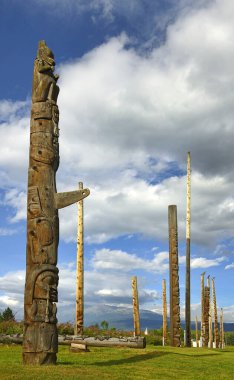  Kispiox Totem Polonyası (1866). Hazelton, British Columbia, Kanada yakınlarındaki ilk ulusun totem direkleri