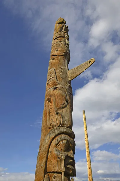 Kisspiox Totem Poles 1866年 の詳細ページ カナダ ブリティッシュコロンビア州ヘイゼルトン近くの最初の国民のトーテムポール — ストック写真