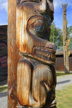 Hazelton, British Columbia, Kanada yakınlarındaki ilk ulusun totem direkleri.