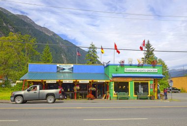 Stewart Caddesi. Stewart, Kanada Alaska sınırında, British Columbia 'nın kuzeybatısındaki Portland Kanalı' nın başında yer alan bir belediyedir.