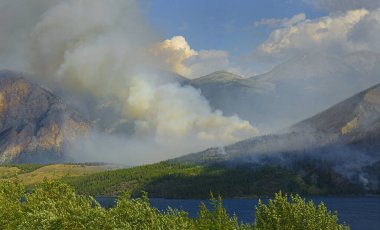 Tagish Gölü, Yukon Bölgesi, Kanada. Tagish Gölü 'nün doğu kıyısındaki orman yangını yıldırım çarpmasıyla alevlenmiş..