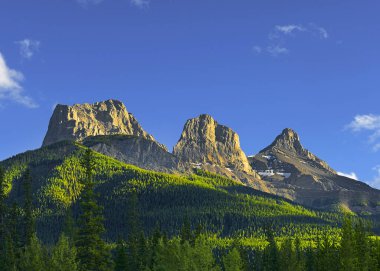 Kananaskis 'in manzarası, Three Sisters Mountain Peaks Kanada' nın Alberta, Kanada 'nın Rocky Dağları' nda Dağ