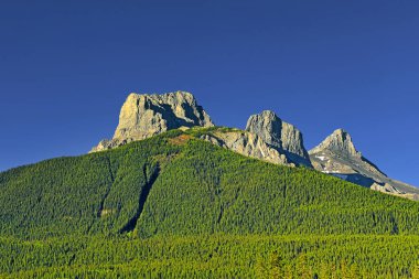 Kananaskis 'in manzarası, Three Sisters Mountain Peaks Kanada' nın Alberta, Kanada 'nın Rocky Dağları' nda Dağ