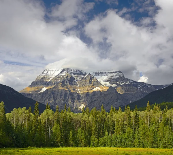 Mount Robson Mount Robson Provincial Park Canadian Rocky Mountain Unesco — стокове фото