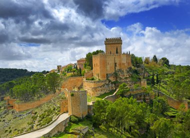 İspanya 'nın Castilla la la Mancha eyaletindeki Alarcon köyü kalesi.