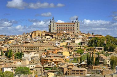 Toledo, Kastilya-La-Mancha, İspanya - Alcazar 'daki eski şehir manzarası. Toledo, Unesco 'nun Dünya Mirası sitesi..